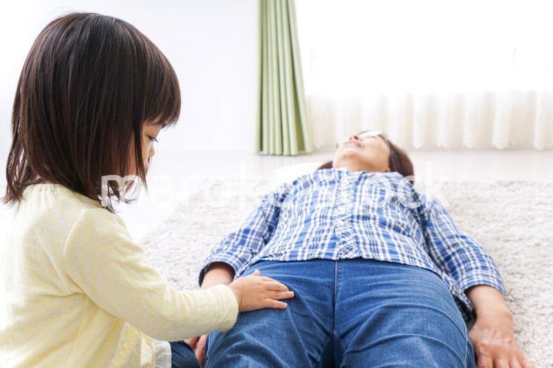 おばあちゃんと遊ぶ子ども