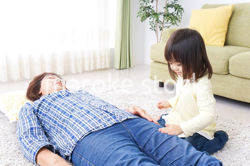 おばあちゃんと遊ぶ子ども