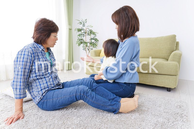 仲良しの子供と母とおばあさん