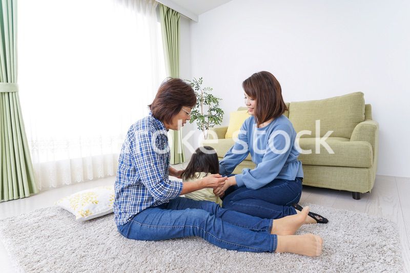 仲良しの子供と母とおばあさん