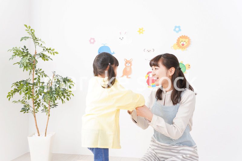 保育士と女の子