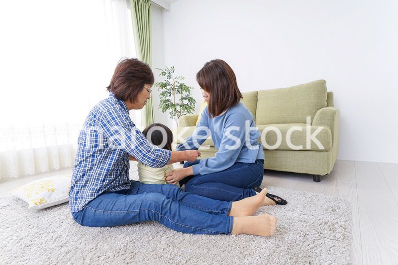 仲良しの子供と母とおばあさん