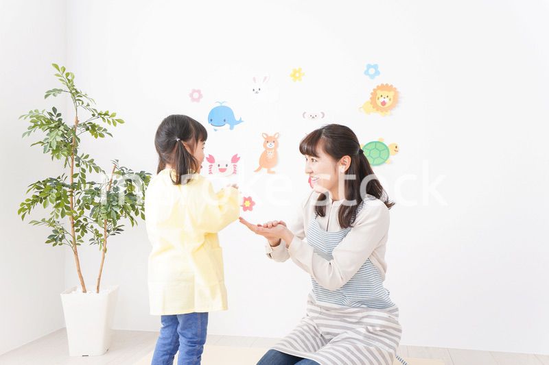 保育士と女の子