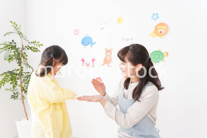 保育士と女の子
