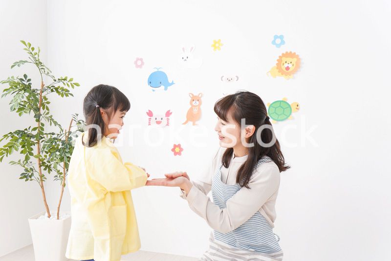 保育士と女の子