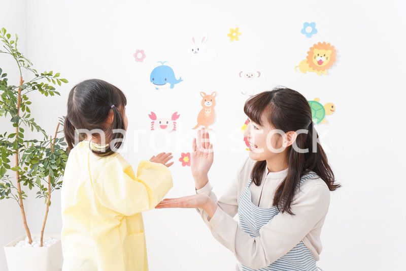 保育士と女の子