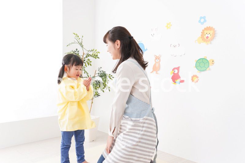 保育士と女の子