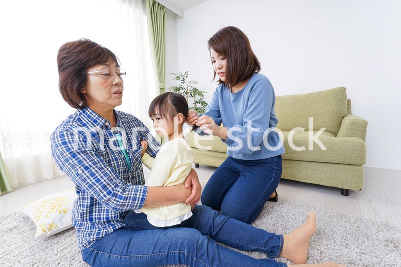 仲良しの子供と母とおばあさん