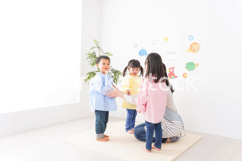 保育士と子どもたち