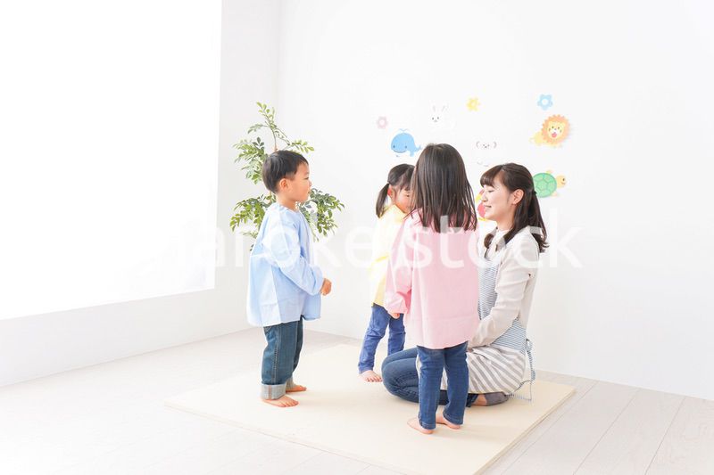 保育士と子どもたち
