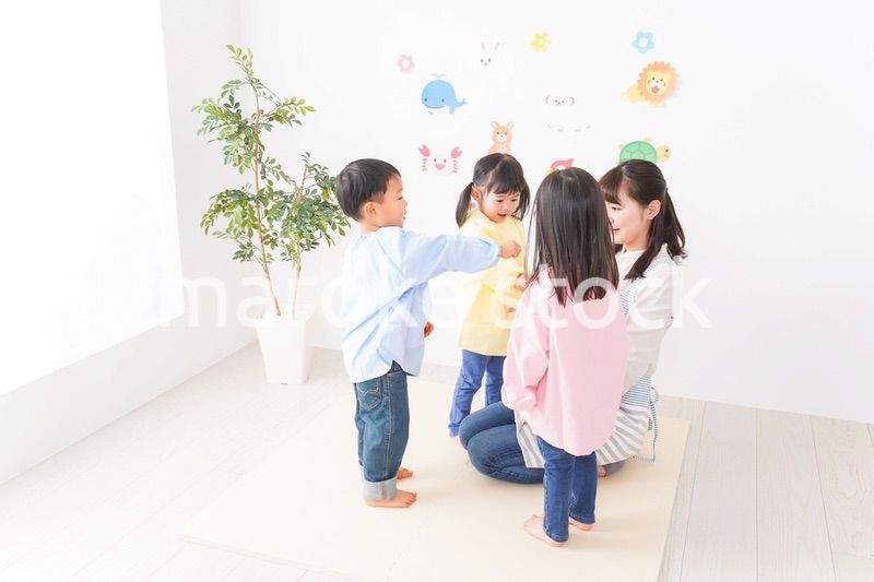 保育士と子どもたち