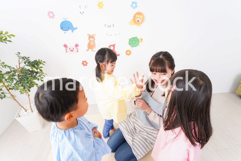 保育士と子どもたち