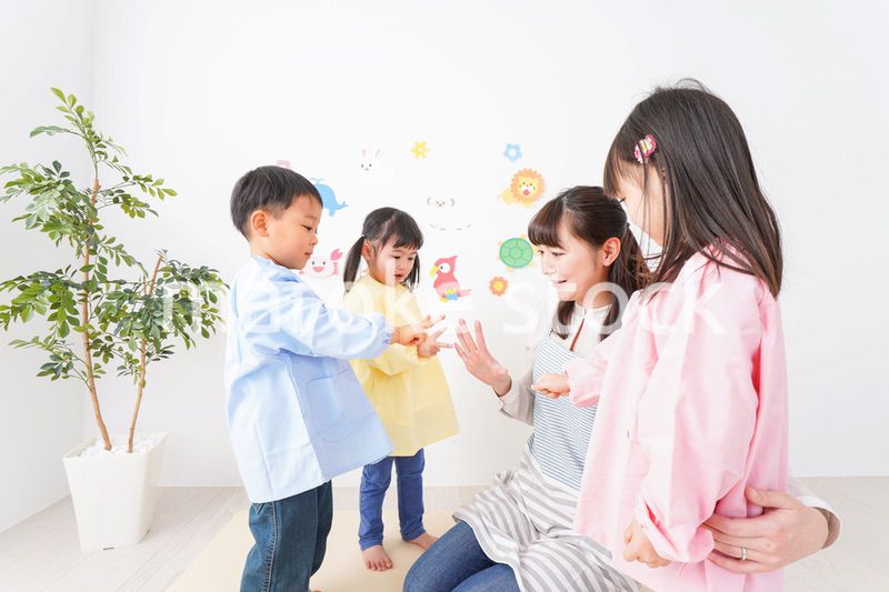 保育士と子どもたち