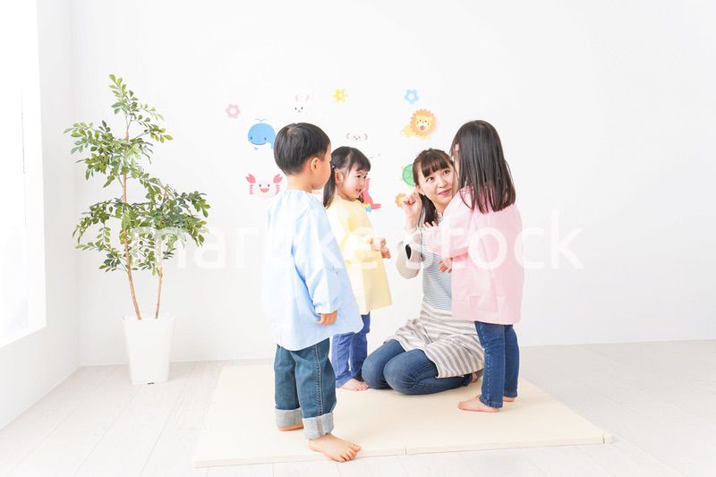 保育士と子どもたち
