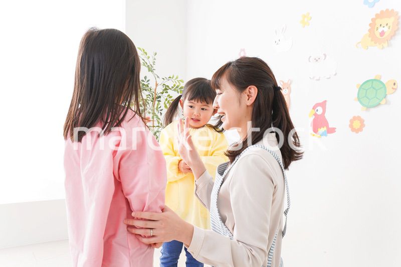保育士と子どもたち