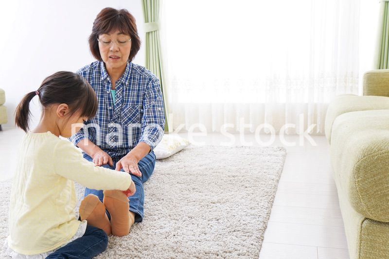 おばあちゃんと遊ぶ小さな子供