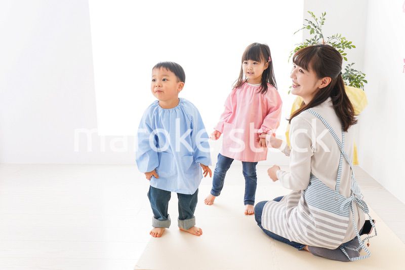 保育士と子どもたち