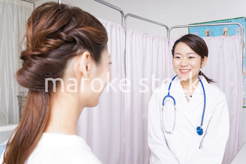 診察をする医師