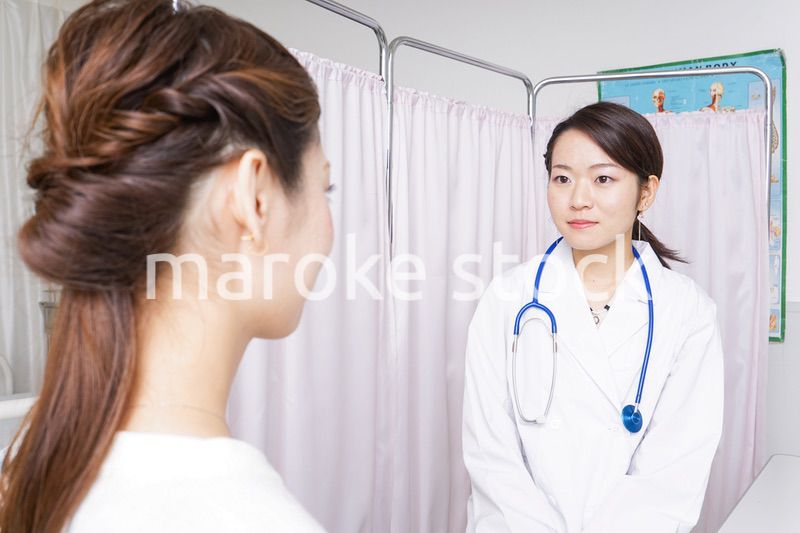 診察をする医師