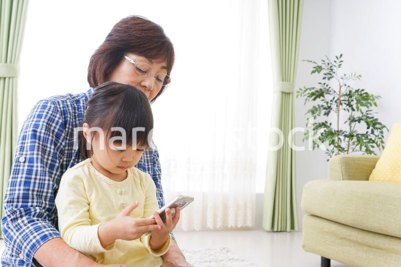 おばあちゃんと遊ぶ小さな子供