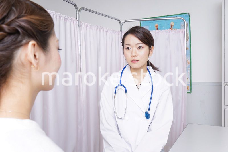 病院に勤務する医師と看護師