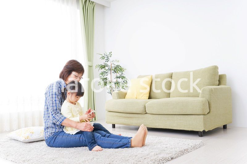 おばあちゃんとスマホを使う子供