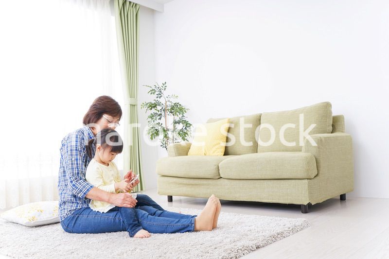 おばあちゃんと遊ぶ小さな子供