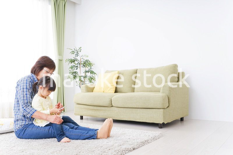 おばあちゃんとスマホを使う子供