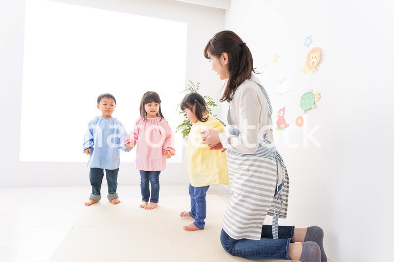 保育士と子どもたち