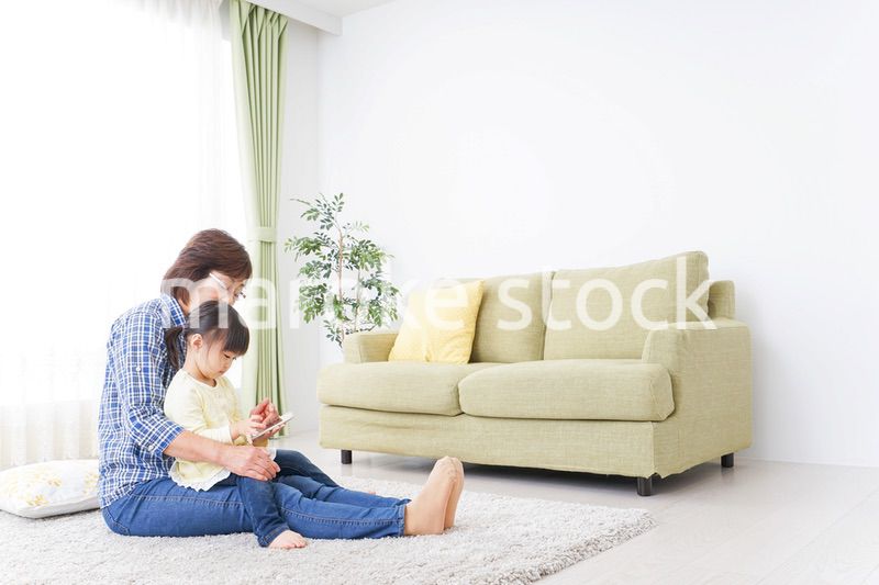 おばあちゃんとスマホを使う子供