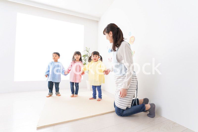 保育士と子どもたち