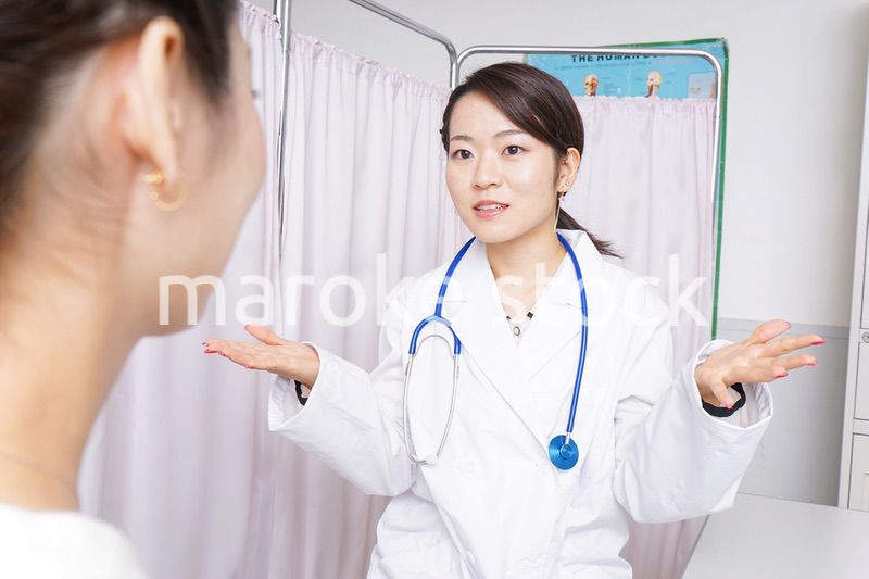 診察をする医師