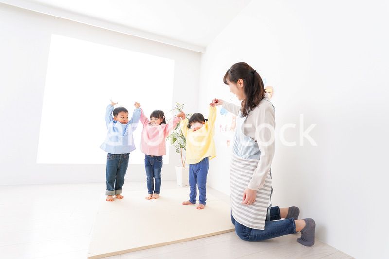 保育士と子どもたち