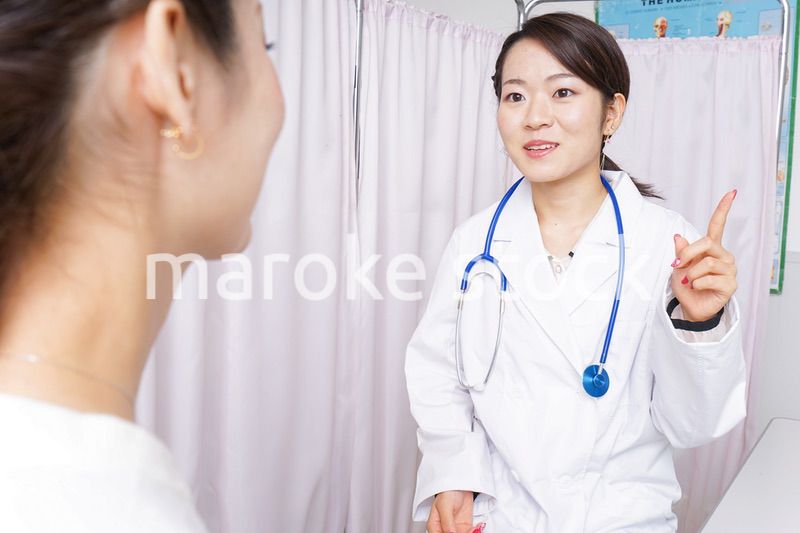 診察をする医師