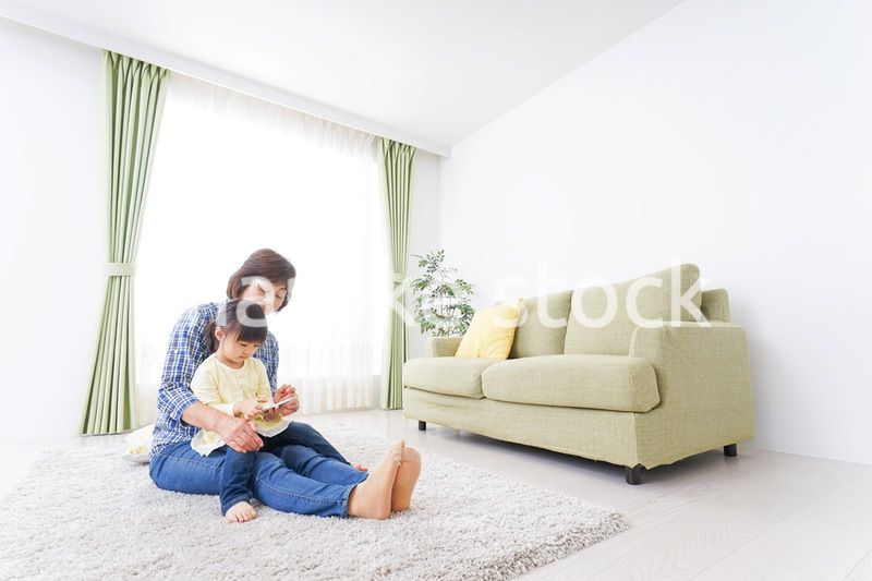 おばあちゃんとスマホを使う子供