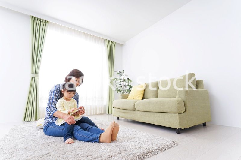 おばあちゃんと遊ぶ小さな子供