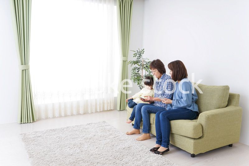 仲良しの子供と母とおばあさん