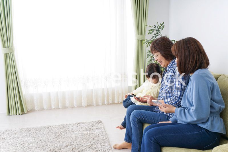 仲良しの子供と母とおばあさん