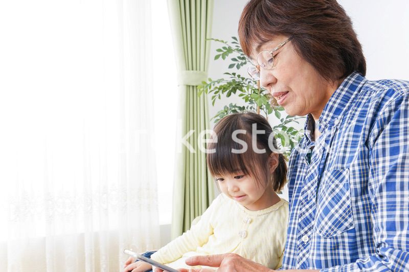 おばあちゃんとスマホを使う子供