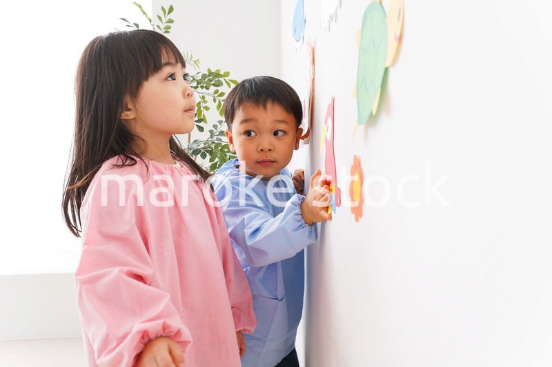 仲良しの女の子と男の子