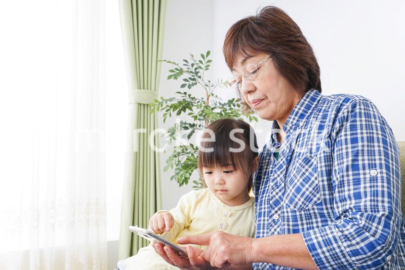 おばあちゃんとスマホを使う子供