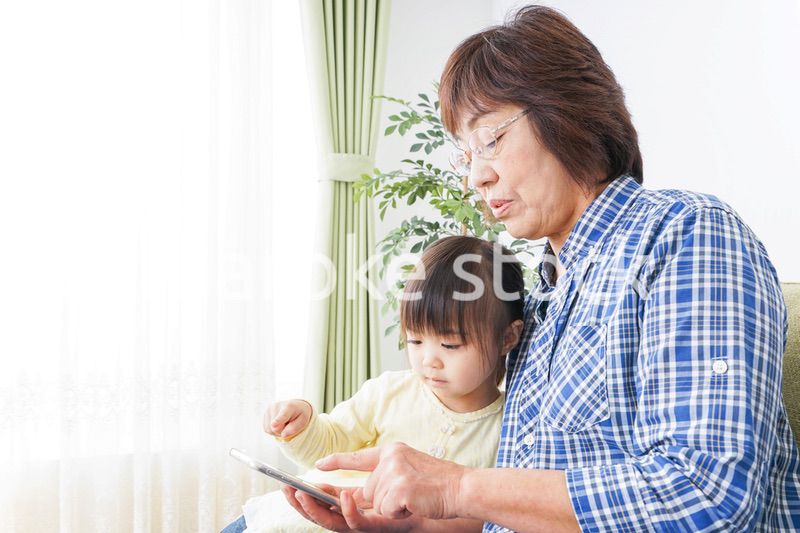 おばあちゃんと遊ぶ子供