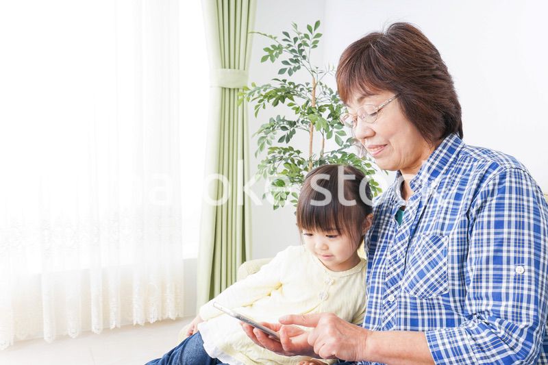 おばあちゃんと遊ぶ子供