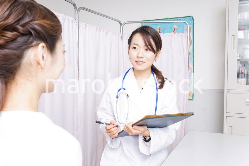 診察をする医師