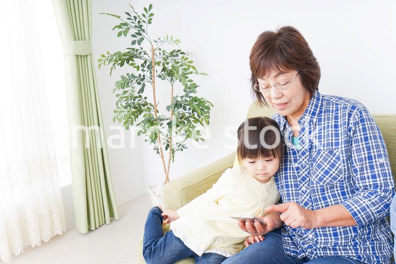 おばあちゃんと遊ぶ子供