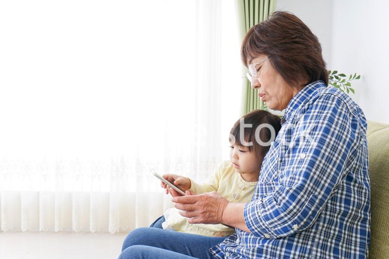 おばあちゃんとスマホを使う子供