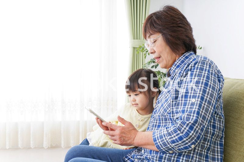 おばあちゃんとスマホを使う子供