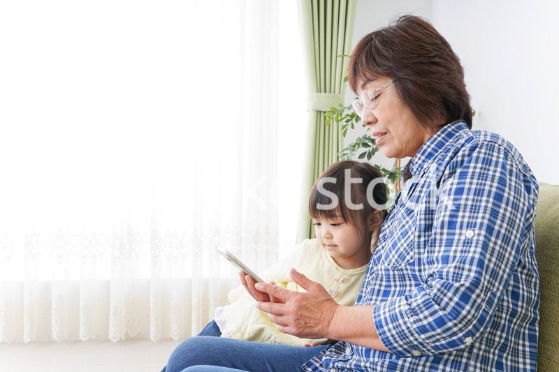 おばあちゃんとスマホを使う子供