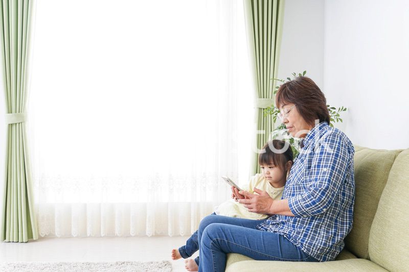 おばあちゃんとスマホを使う子供
