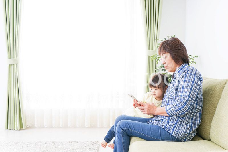 おばあちゃんと遊ぶ子供